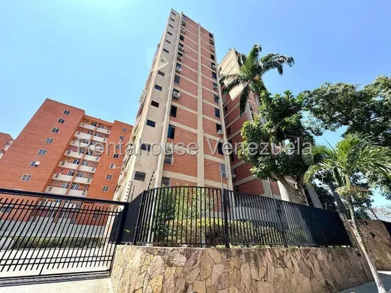 Maritza Lucena Vende Este Encantador Apartamento Se Encuentra En Una Excelente Ubicación, Al Este De Barquisimeto. Espaciosa Sala-comedor- Piso De Granito, Ventanas Panorámicas, Amplias Habitaciones.