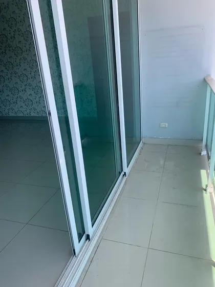Se Alquila Apartamento En Exclusiva Zona Esperilla  2 Habitaciones  2 Baños,  1/2 Baño Sala  Comedor Cocina,  Balcón  Área De Lavandería,  Cuarto Se Servicio  2 Estacionamiento Torre Cuenta Con Ascens