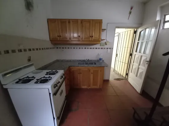 Departamento De 3 Ambientes Con Garage, Patio Y Lavadero Cubierto. Villa Luzuriaga