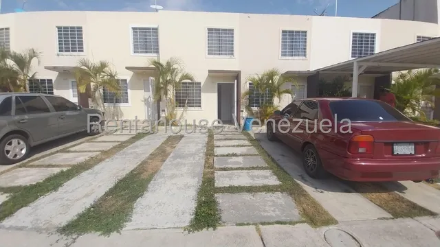 Maria E. Oropeza Vende Para Remodelar Casa Duplex En Terrazas De La Ensenada, Lara#25-18224