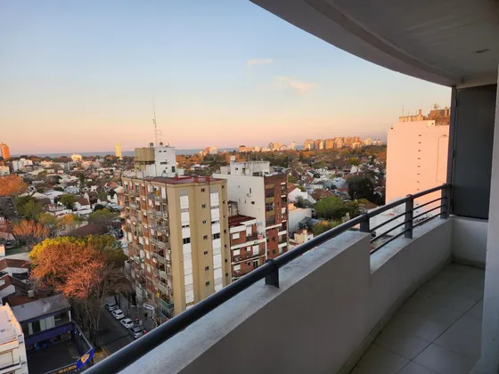 Departamento 3 Ambientes Con Balcón, Vista, Cochera Y Amenities En Alquier Olivos
