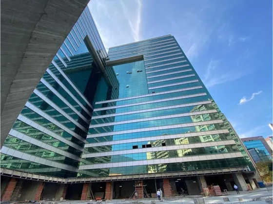 Se Vende Local En El  Centro Empresarial La Esmeralda, Campo Alegre 