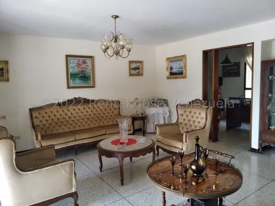 Tg Casa Con Documentos En Regla, Ubicada En Calle Cerrada, Vista Panorámica, Tiene Un Anexo, En Venta En Colinas De Santa Mónica 23-14585 Ys  