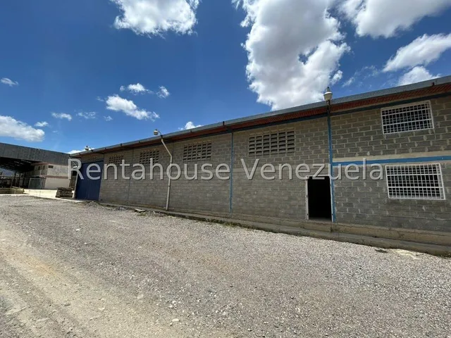 Estefani Salon Alquila Galpon En Avenida Florencio Jimenez Lara/25-7827