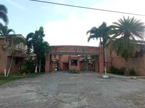 En Alquiler Townhouse Resd Los Aleros Guataparo.(a)