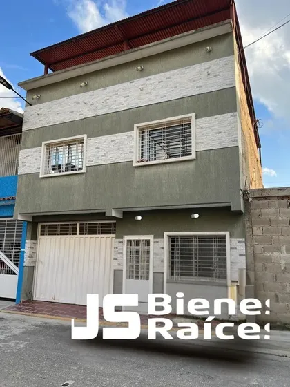Se Ofrece Para Su Venta Casa Amplia, Ubicado En La Urb.villa Victoria015js