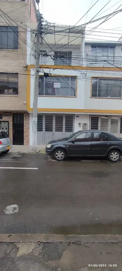 Hermosa Casa En Venta En El Barrio San Fernando Occidental, Ubicación Privilegiada Cerca La Av 68, Calle 72, Calle 68, Av Nqs, Calle 80; Alkosto Calle 68; Mercado Zapatoca En La Esquina De La Casa