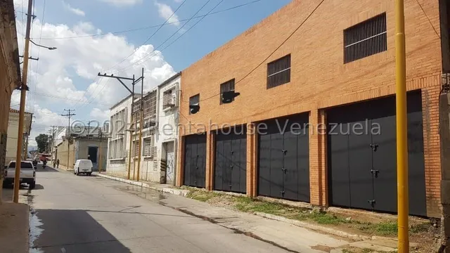 Lote Comercial Ubicado En Pleno Centro De Valencia, A Una Cuadra De La Av Lara, A Pie De Calle, Caracterizado Por Su Altro Trafico Peatonal Y Vehicular, Dividida En 4 Locales Comerciales En Obra Gris,