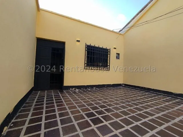 Hermosa Casa Diseñada Para Brindarte Confort Y Seguridad. Amplio Corredor Interno Y Comodo Patio