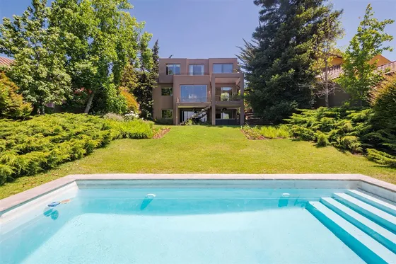 Casa En Venta De 5 Dorm. En Las Condes