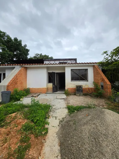 Venta Cómoda Casa De 115m2 En Res. Monte Carmelo, San Diego Pueblo. 2 Niveles, Sótano De Festejos, 3 Habs Y Tanque De 9.000l. Por Angélica Acosta
