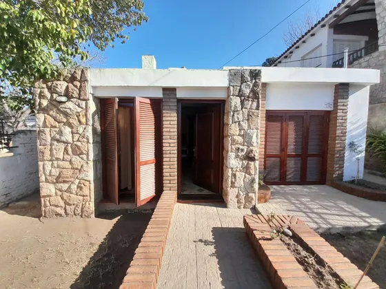 Se Vende Casa De Dos Dormitorios, Cerca Del Centro, Barrio Becciu
