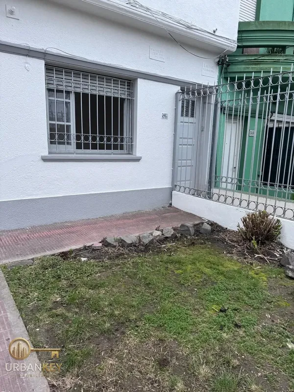 Alquiler Casa De 2 Dormitorios Con Jardín Galpón Y Patio  Buceo