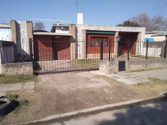 Casa Y Galpón En Venta - Cerro Norte