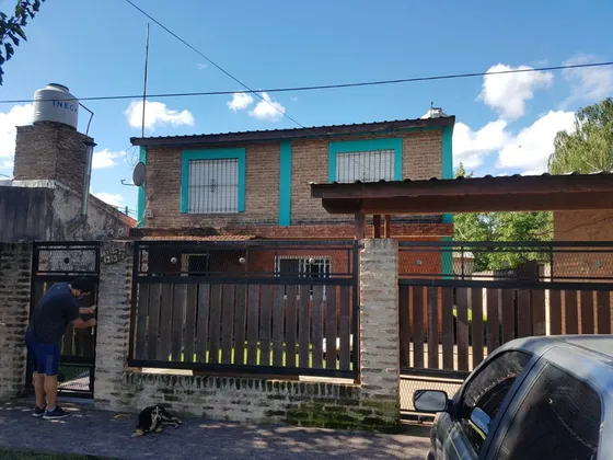 Casa De 3 Ambientes Con Entrada De Auto Y Jardin