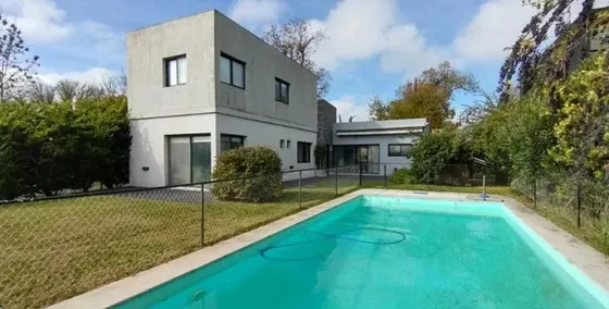 Casa En Venta - 3 Dormitorios 3 Baños - Cochera - 605mts2 - Pilar Del Este