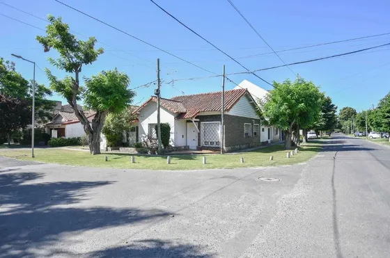 Casa En Venta - 3 Dormitorios 1 Baño - Cochera - 170mts2 - Manuel B. Gonnet, La Plata