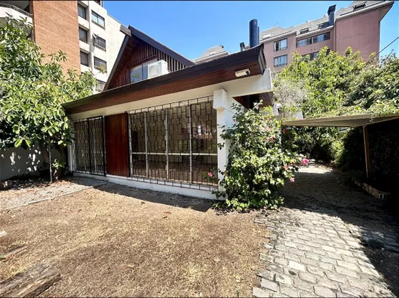 Casa En Venta De 4 Dorm &#43; Salas De Estar En Las Condes