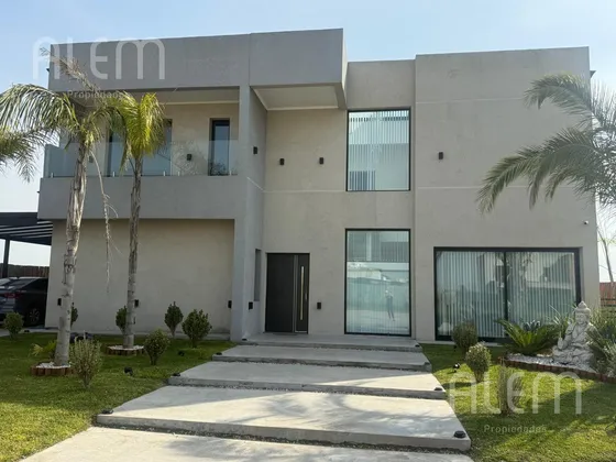 Casa De 6 Ambientes En Venta En Lagos De Canning.
