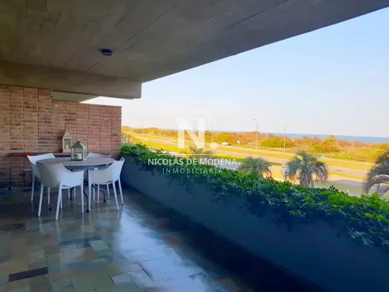 Departamento En Venta De 2 Dormitorios Y Medio Frente Al Mar , Playa Brava 
