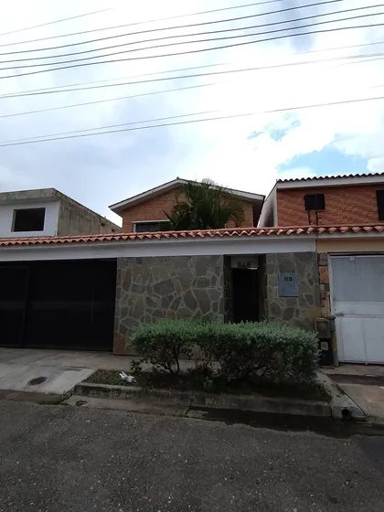 Vendo Hermosa Casa En Las Quintas Naguanagua Yb