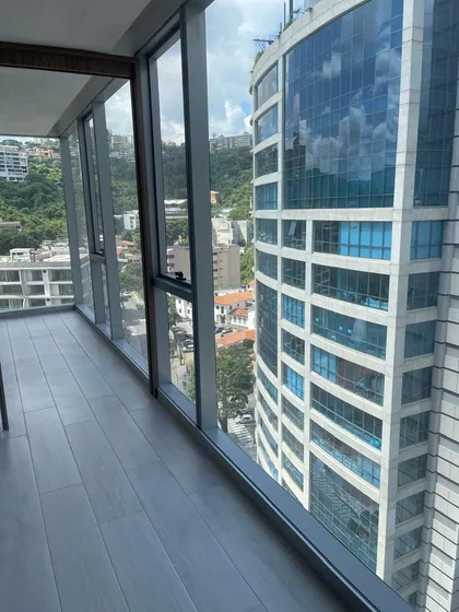 Considera Este Generoso Y Magnífico Apartamento En Alquiler, Ubicado En La Prestigiosa Zona De Las Mercedes.