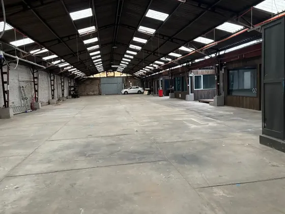 Amplio Galpón/ 900m2/ 6 Oficinas/ Bodegas Metro Santa Isabel