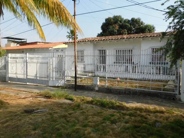 Maria E. Vende Negociable Amplia Y Con Todos Los Servicios Activos Con Excelente Ubicación, Gas Directo Casa En Parroquia Catedral, Lara#25-19105