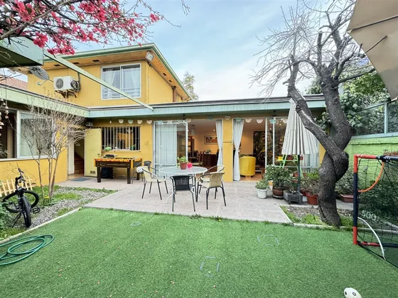 Venta Casa En Ñuñoa, 4 Dormitorios 3 Baños, Patio Y Terraza