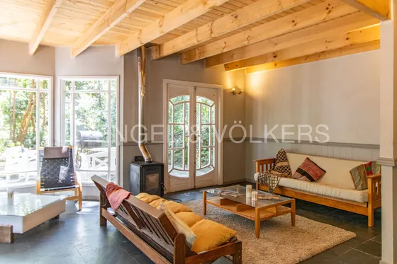 Casa Estilo Inglés, Rodeada De Bosque Nativo En Pucón