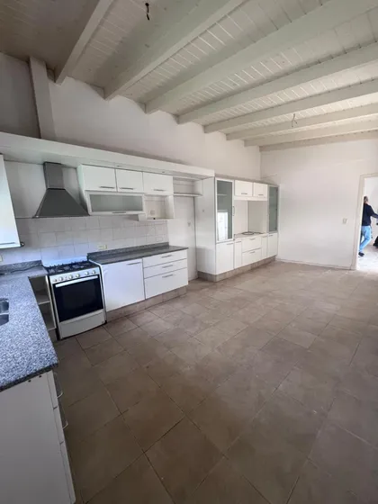 En Venta! Casa Centrica De 3 Dormitorios + Casas De 1 Dormitorio + Cochera 3 Autos! Inmejorable Ubicación 