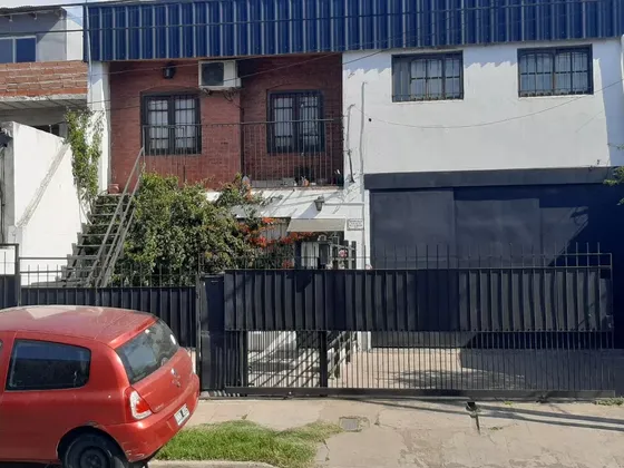 Gapon Con Vivienda Y Cocheras, Entrada Camiones