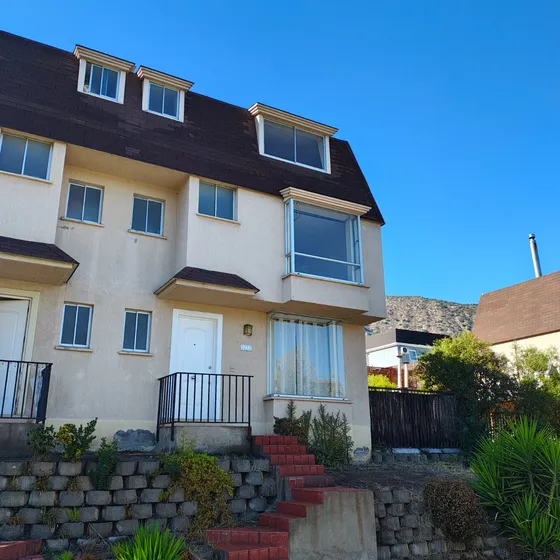 Vende Amplia Casa 5d, 4b En Condominio