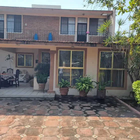 Casa En Venta En Col. Cuautlixco Con Amplio Jardín.
