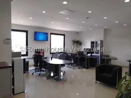 Alquiler Oficina Super Moderna Y Con Acabados De Lujo, Piso Bajo, Dos Puestos De Estacionamiento, Planta Eléctrica, Pozo, Con Excelente Ubicación A Vias Principales Y Autopista, Vigilanca 24/7 