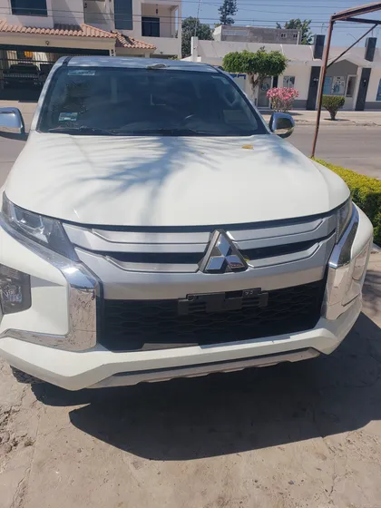 Mitsubishi L200 2.4 Cabina Doble 4x2 Mt