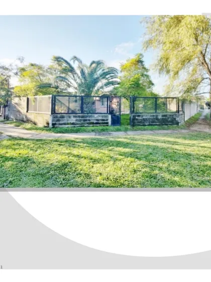 Casa De Dos Ambientes Y Un Baño Con Construcción Al Fondo 