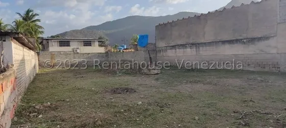 Parcela Constituida Por 550,78 Mts2 De Terreno Ubicada En El Sector Centro Del Playón Municipio Ocumare De La Cosa Aragua 23-32410 Irrr