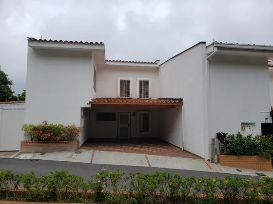 Los Naranjos Del Cafetal Vista Doble Calle Cerrada Vigilancia Cámaras Tres Niveles 250mts Sótano Incorporado A Jardín Con Terraza Techada 5habitaciones 4baños 5 Puestos Techados