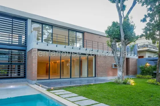 Casa En Venta Totalmente Remodelada A Estrenar En Prados Del Este, 1354m2, 4h, 6b, 5p, Terraza, Parrillera, Piscina, Jardin, Calle Cerrada, Vigilancia, Mls #26-10708 Bm