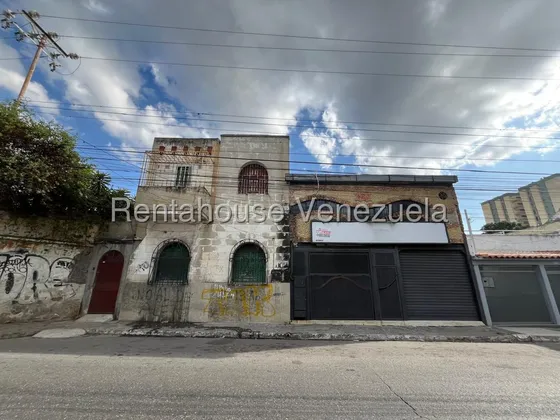Dennymar, Alquila Espectacular Local Comercial Ubicado En El Centro De Barquisimeto Cuenta Con 60m2 A Pie De Calle Y Con Todos Los Servicios Basicos Operativos B5a22006                                