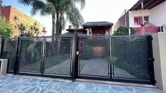 En Venta Chalet De 6 Ambientes Sobre Lisandro De La Torre, A Mts De Piñero En Barrio Villa Iglesias - José C Paz