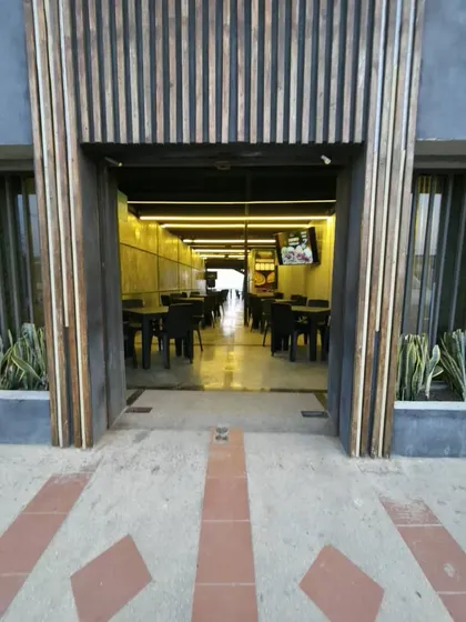 Ofrezco Para La Venta Local En La Calle El Hambre De Lechería ,sector Playa Caleta Este Hermoso Local En Funcionamiento Esta Adecuado Para La Venta De Comida Área 190mts2 El Local Esta Constituid