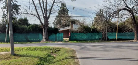 Terreno / Casa En Venta A Reciclar En Funes  Zona 1