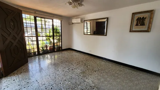 Casa Con Excelentes Espacios Para Compartir En Familia Cod. 14705