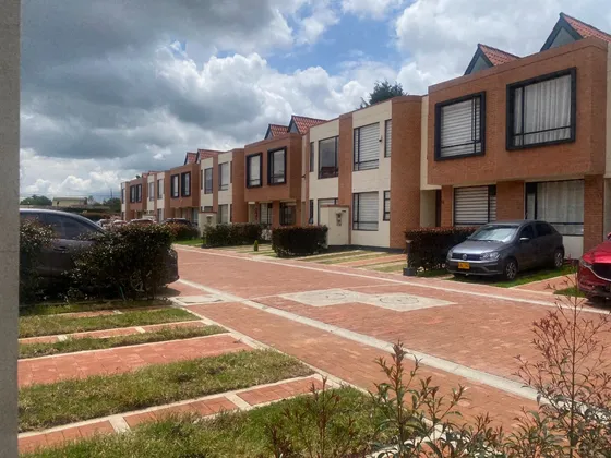 Amplia E Iluminada Casa En Venta En Condominio De Chía