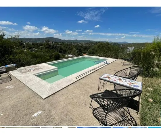 Casa En Venta 4 Ambientes. 3 Dormitorios, 2 Baños Y Piscina, Barrio Villa Del Lago, Cordoba