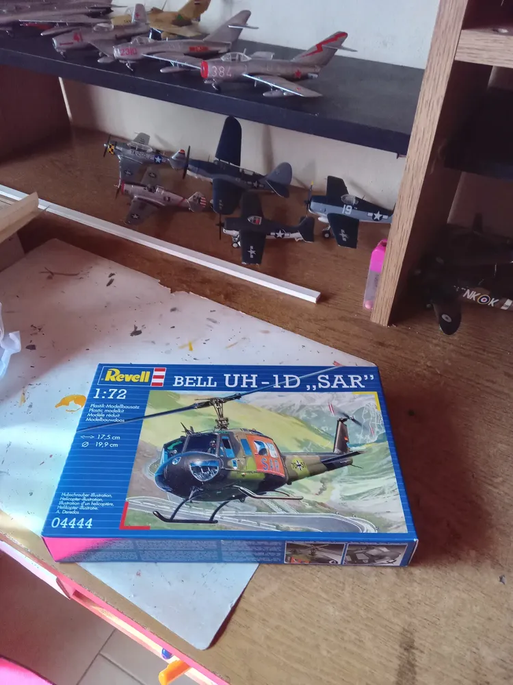 Revell 04444 – Maquette Bell UH-1D Hélicoptère – Échelle 1:72 – Armée Allemande (Luftwaffe/Heer) – À Partir De 10 Ans