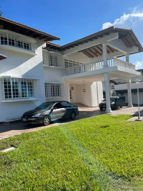 Venta Casa En Prados Del Este De 1026 Mts De Terreno 750mts. De Construccion. 