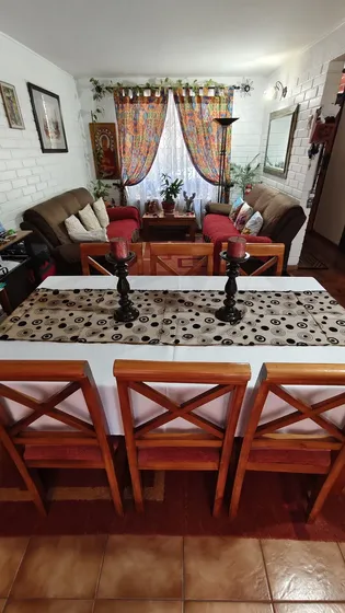 Casa De 2 Pisos En Tranquilo Barrio